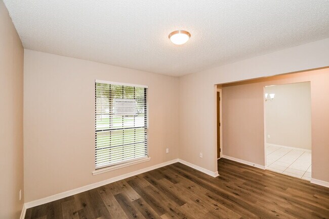 Foto del edificio - 3667 Lumberjack Cir N