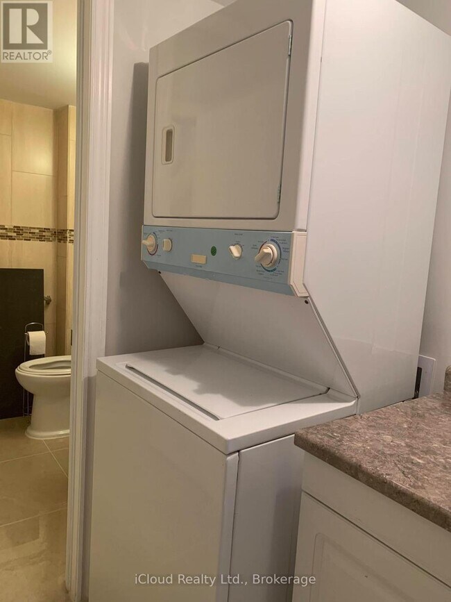 Photo du bâtiment - 564 Fernforest Dr