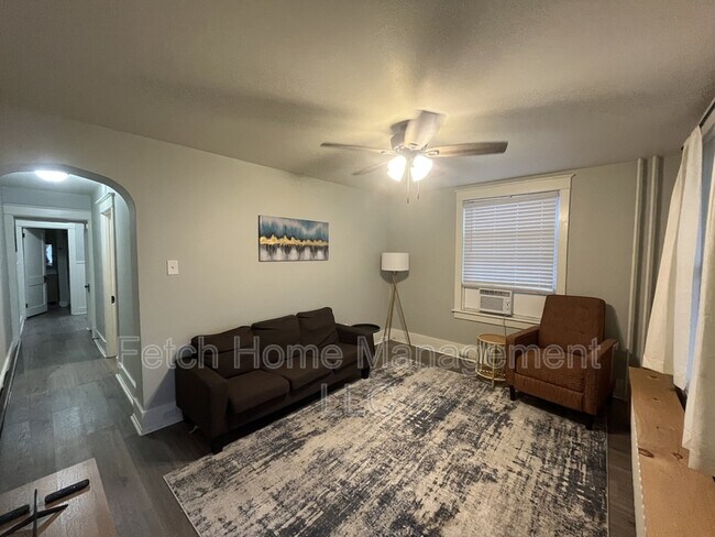 Foto del edificio - 836 W Main St