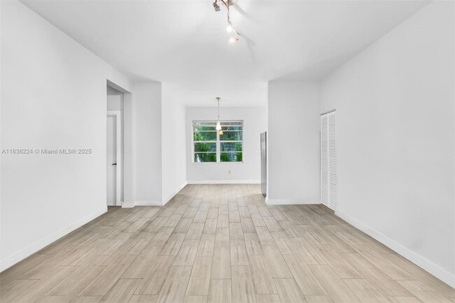 Building Photo - 1622 Bay Rd