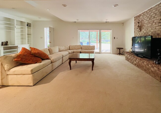 Fire place w TV & dry bar cupboard - 9806 Kentsdale Dr