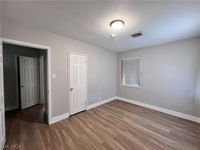 Foto del edificio - 2410 Poplar Ave