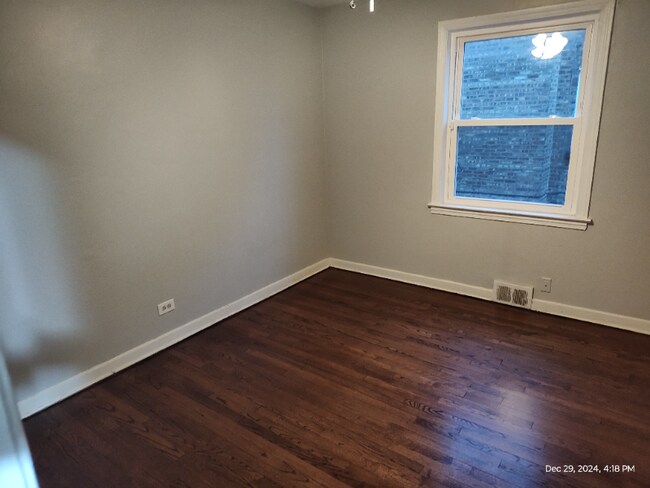 Foto del edificio - 8242 Kilpatrick Ave