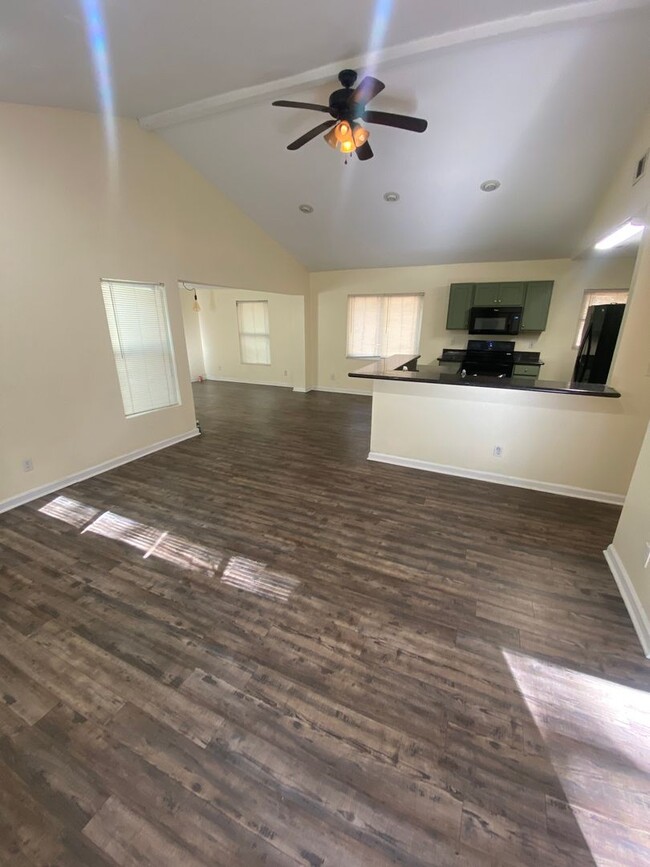 Building Photo - Stunning 3 Bedroom 2 Bathroom Single Famil...