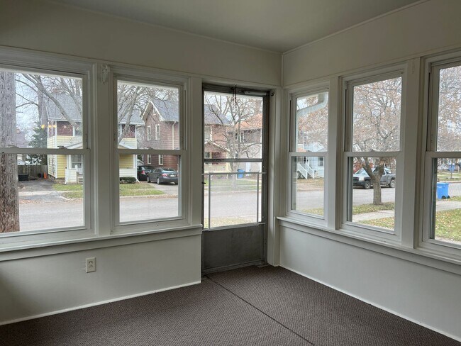 Building Photo - Charming 3-BDR 1.5-BTH House with Brand Ne...