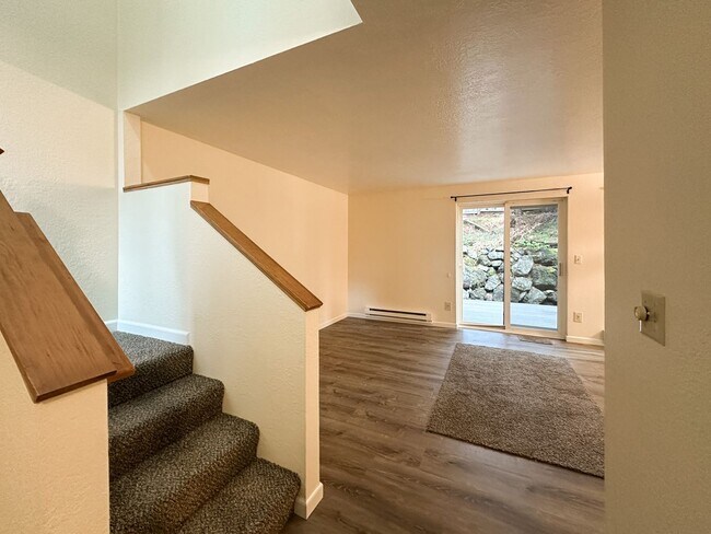 Foto del edificio - Charming 3-Bed Townhouse in Quiet Neighborhood Across from Park!