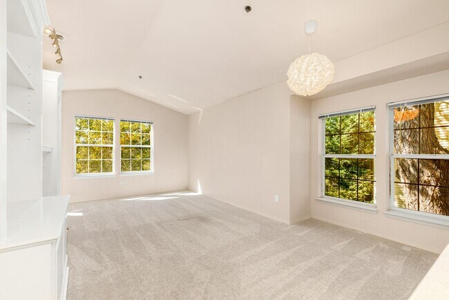 Building Photo - REDUCED AND 2 WEEKS FREE!!! Bellevue Top F...