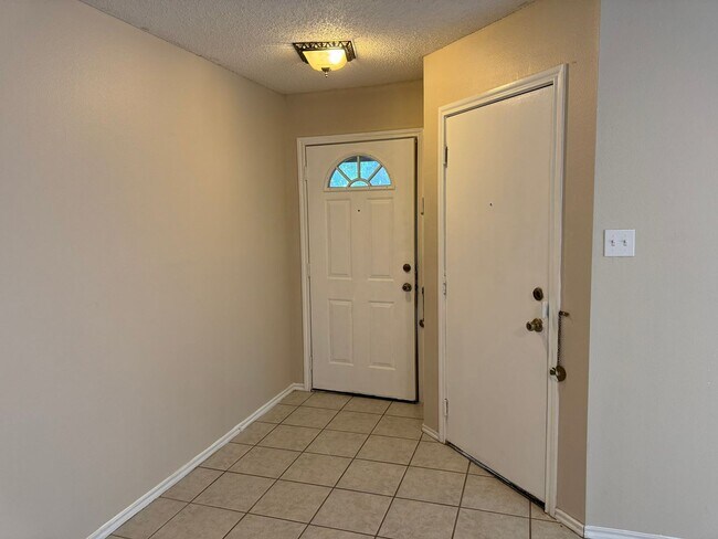 Foto del edificio - 8003 Chestnut Manor Dr