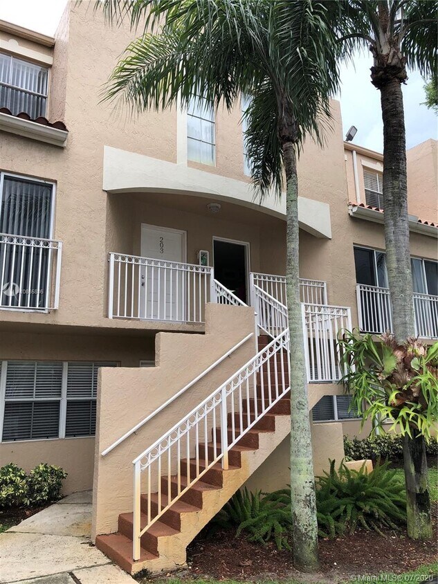 Foto principal - 8660 NW 6th Ln