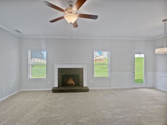 Building Photo - House - 3 beds, 3 baths,