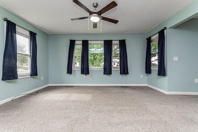 Building Photo - Shop and carport!