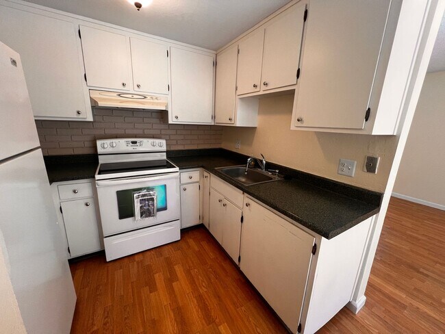Building Photo - Great condo in a well managed complex with...
