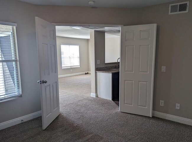 Foto del edificio - Bright spacious condo near Sunrise Mountain