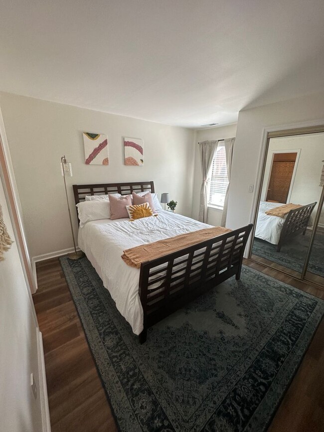 Building Photo - Beautiful Condo Block from the Bay!