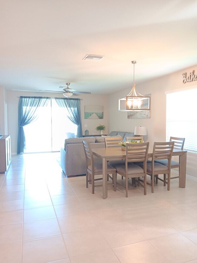 Foto del edificio - BEAUTIFULLY FURNISHED HOME