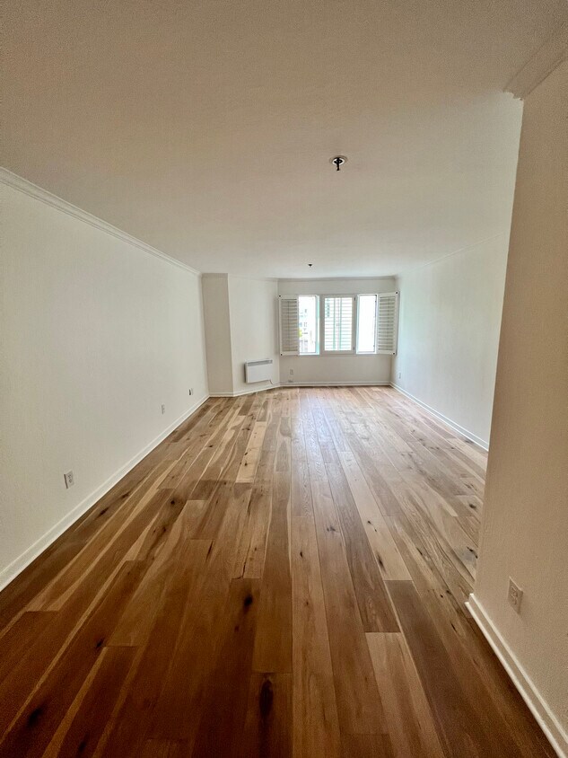 Living room with garden views - 1700 Gough St