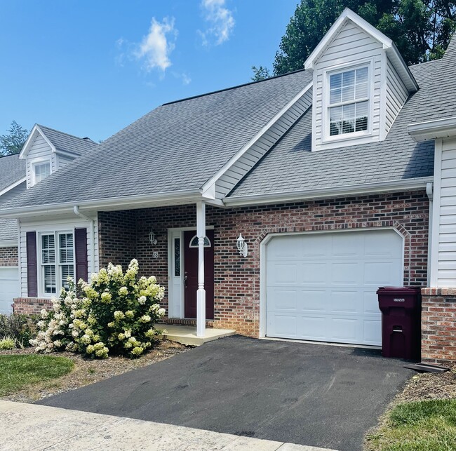 Building Photo - 28 Cherokee Ridge Ct
