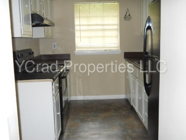 Building Photo - 8894 Ashwood Dr