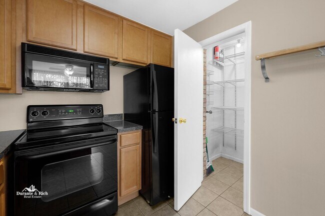 Foto del edificio - One Bed One Bath Four Lakes