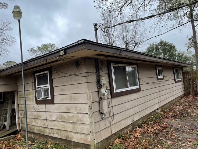 Old Patio trasero la izquierda - 301 Cypress St