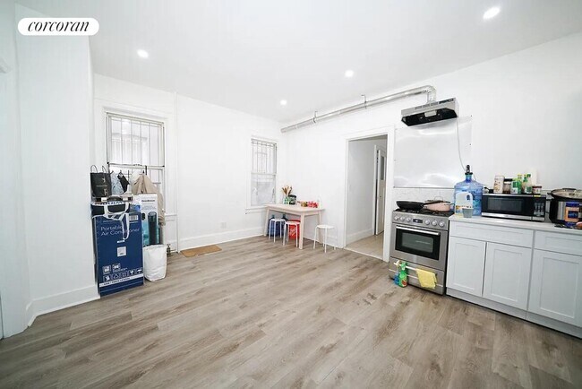 Foto del edificio - 32-63-63 47th St