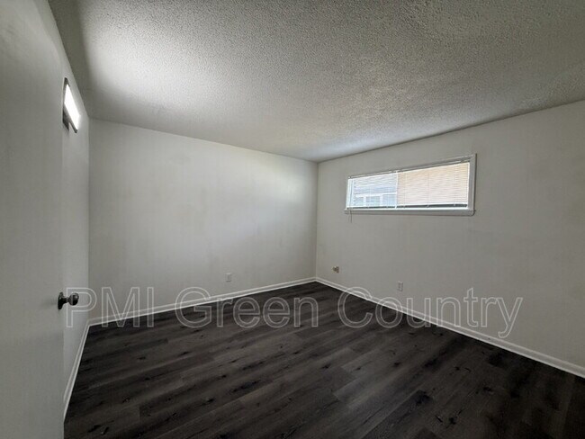 Building Photo - 2540 E 7th St