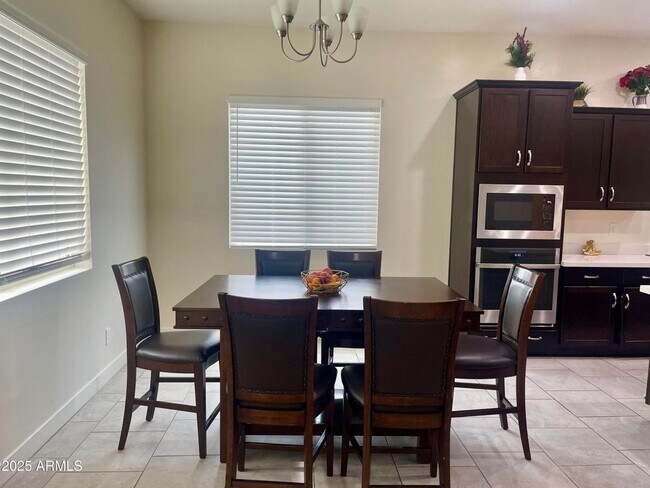 Foto del edificio - Gorgeous 4 bed 3.5 bath + Den with FULL SO...