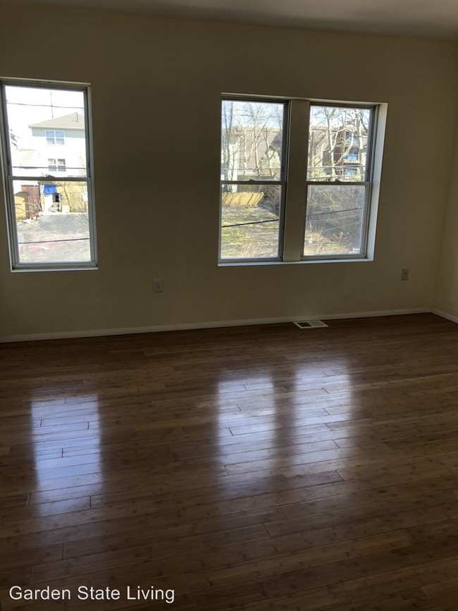 Building Photo - 4 br, 1 bath House - 261 S 10th St