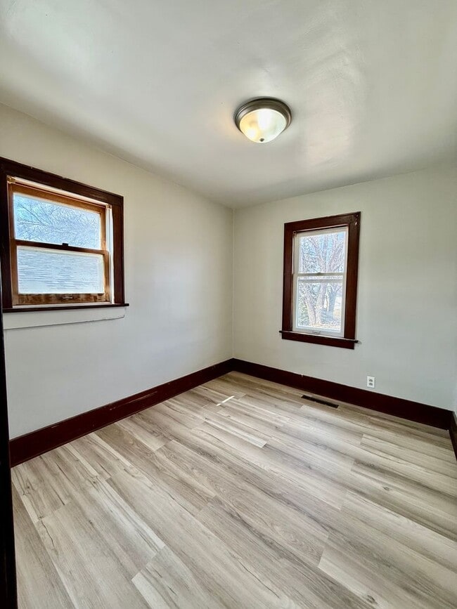 Building Photo - Cozy updated 2 Bedroom Single family home.