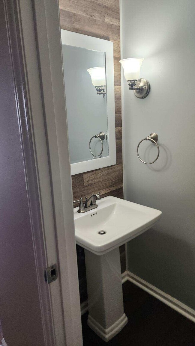 1/2 bath - 136 Oakmont Dr