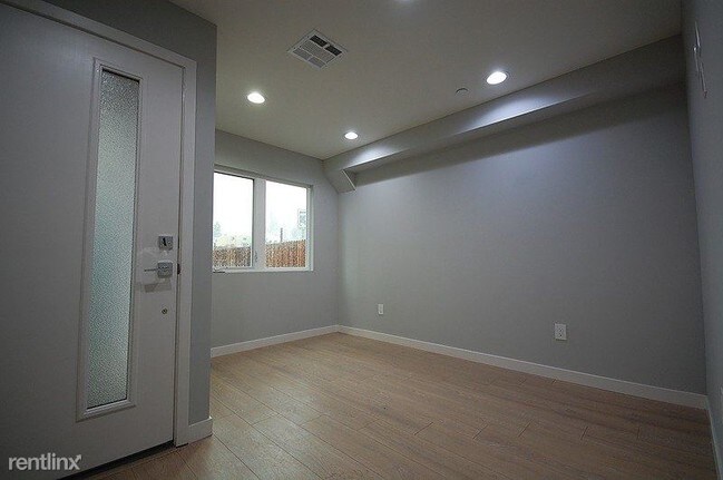 Building Photo - 648 N Serrano Ave