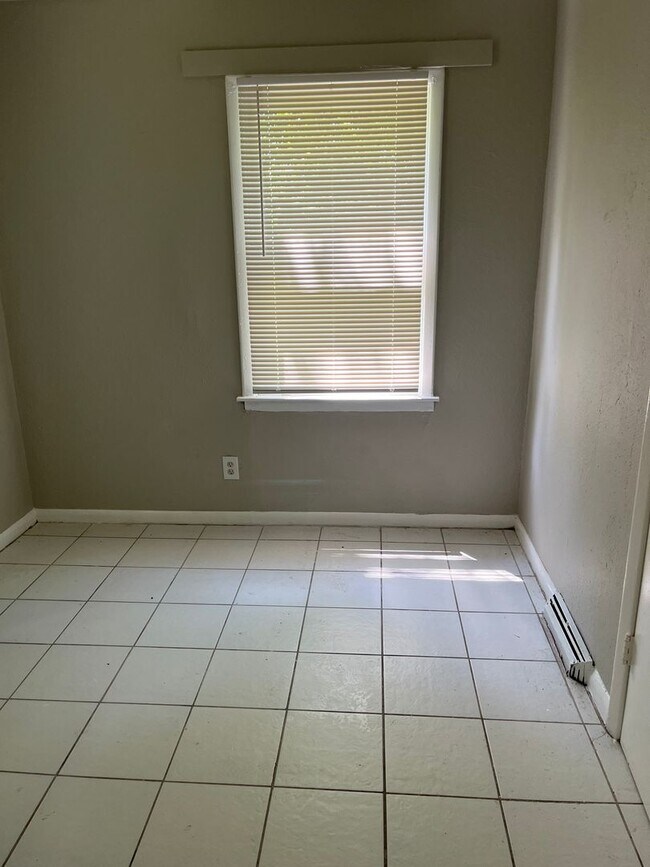 Building Photo - 3 Bedroom 1 Bath All Electric Home For Ren...