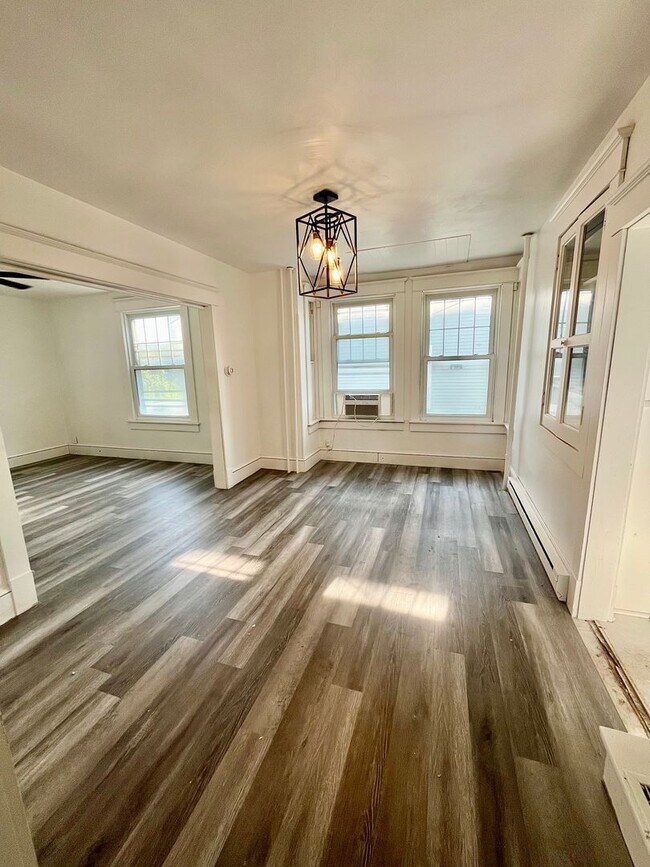 Foto del edificio - 387 E Howard St