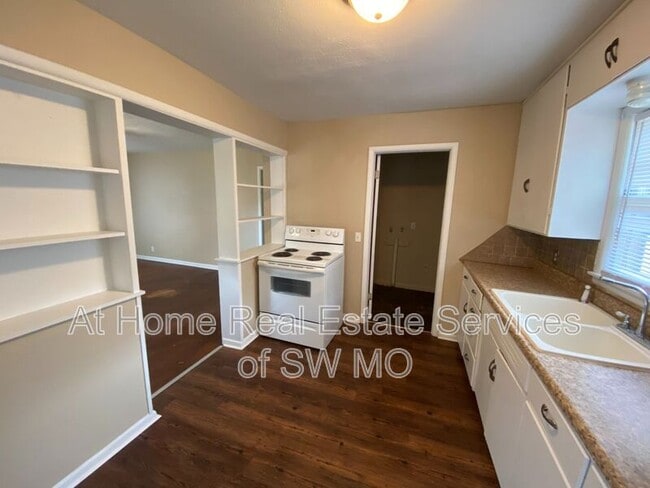 Building Photo - 1222 N Farmer Ave