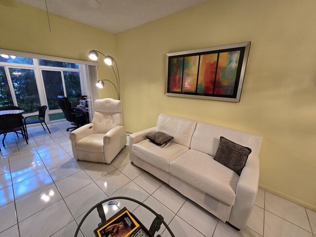 Foto del edificio - 5084 Rose Hill Dr