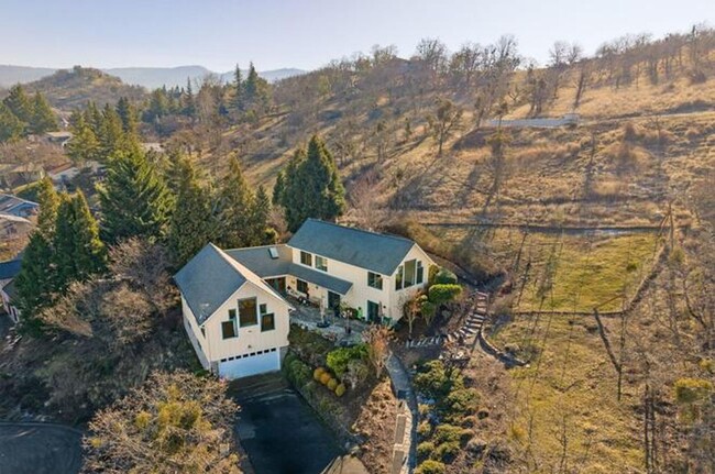 Building Photo - STUNNING 3000 sq ft HOME OFF HILLCREST RD