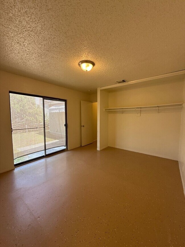 Foto del edificio - 8427 Dixon Ridge Dr