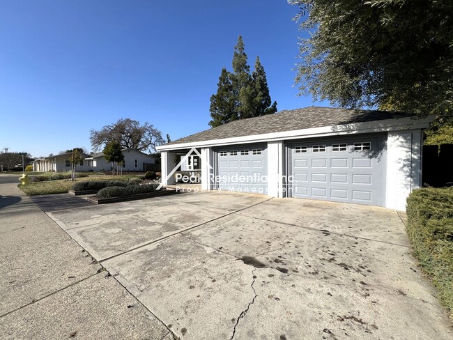 Building Photo - Spacious Roseville 3bd/3ba Home!