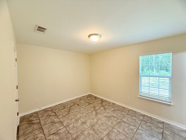 Building Photo - Charming 3-Bedroom Home - Spacious Layout