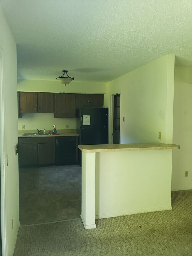 Building Photo - 3 bed 2.5 bath close to Parkland