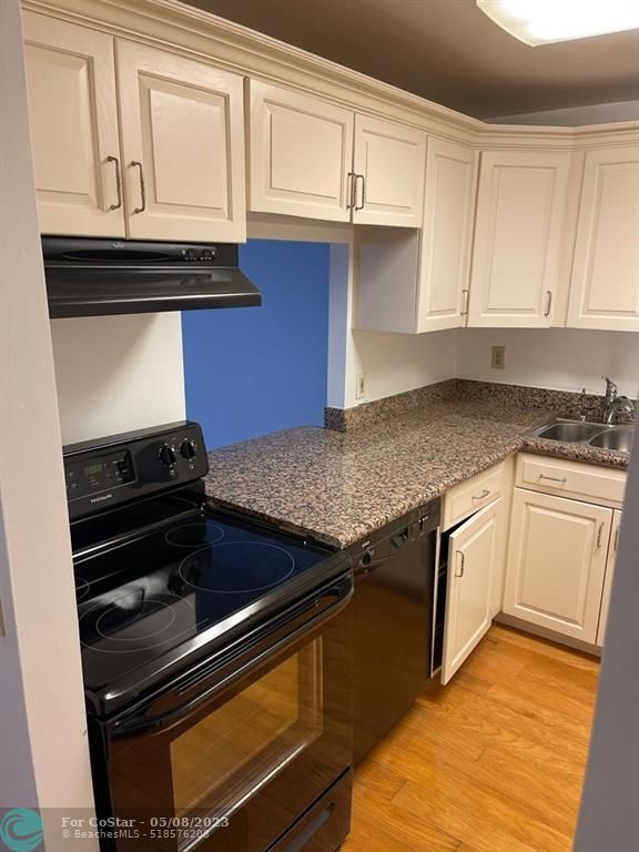 480 Executive Center Dr Unit 3H, West Palm Beach, FL 33401 Room for