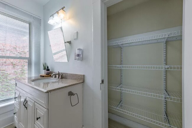 Foto del edificio - 974 S Front St