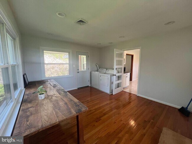 Foto del edificio - 5472 Merry Oaks Rd