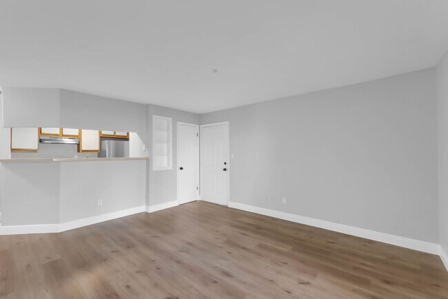Building Photo - Newly Renovated Ground Floor Condo in Gate...
