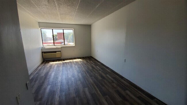 Foto del edificio - 318 E Main St