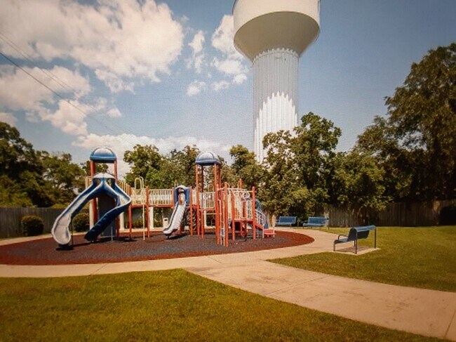 Building Photo - 2252 Beach Dr
