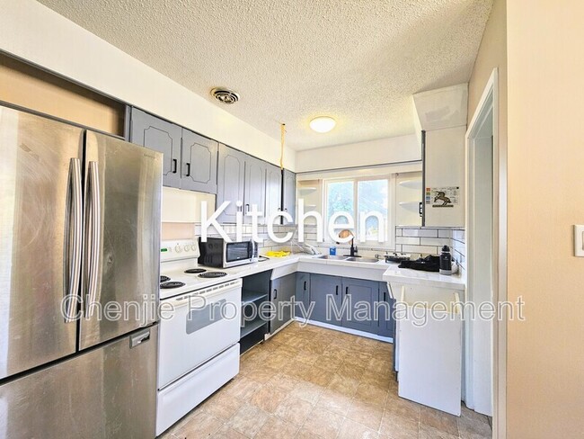 Photo du bâtiment - 8007-128A 128a Ave NW