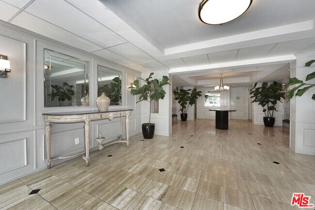 Foto del edificio - 906 N Doheny Dr