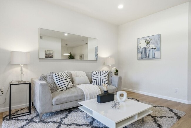 Foto del edificio - New Remodeled, Downstairs with Two Patios, Gated Community with Pool