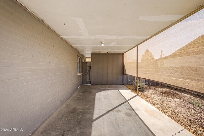 Building Photo - 1319 W Tulip Pl